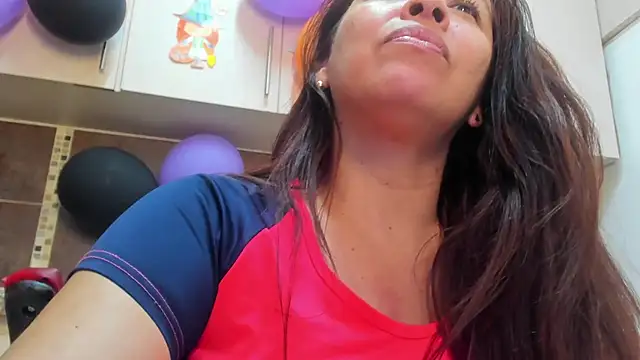 Lizeth_Bels - The oil runs over my buttocks!