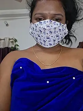 Hotty_Priyanka - Oil in boobs