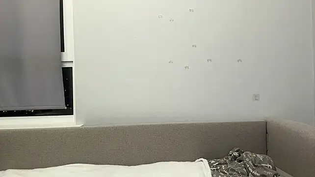 LisaPorse - show collarbones + air kiss