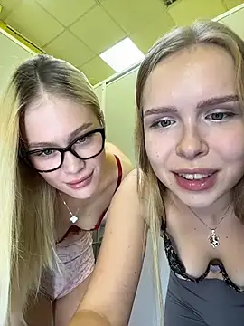 Liza_risky - Put fingers inside each other bra +pinch