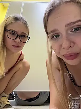 Liza_risky - On girl stay with naked puss now !!!
