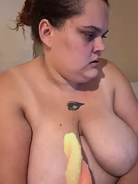 Yvannah9742 - Nue avec un gode spéciale