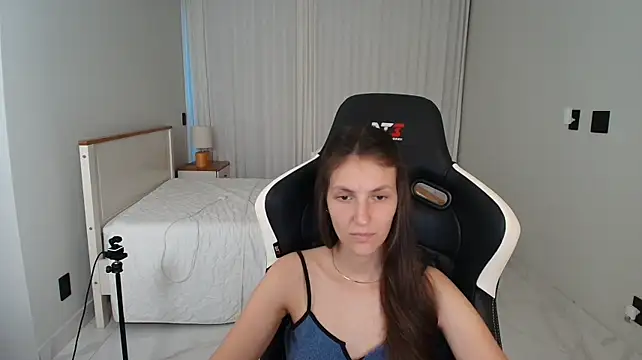 Upssnowy - Show ass no panties