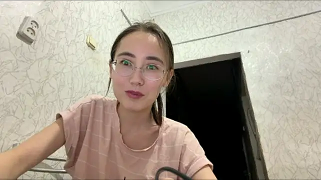 KusKus_Mya - bite my lips