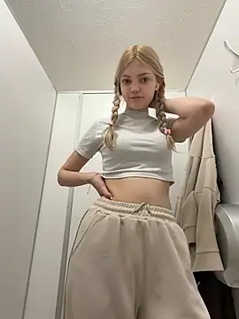 Elsawhere - off pants completely!!! SO RISKY IN 🚽😱