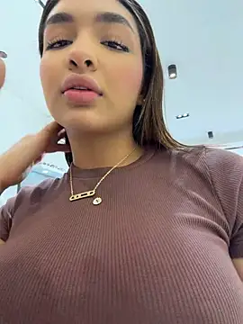 Jenn_fit - ROLL DOWN WINDOWS + TITS OUT!