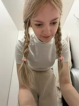 Elsawhere - off pants completely!!! SO RISKY IN 🚽😱
