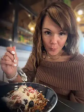 BaileyMFox - Buzz me in the restaurant no flashing