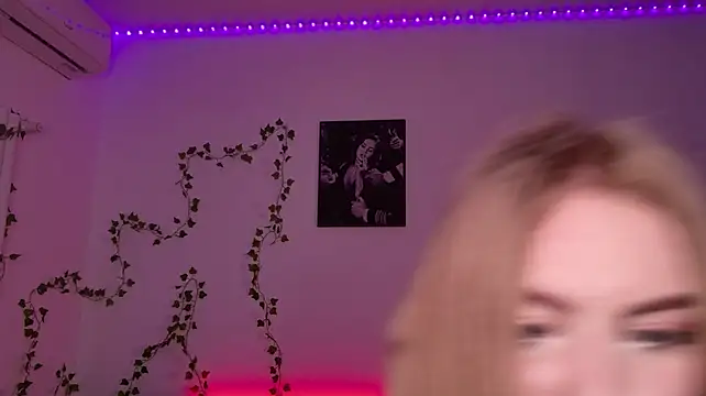 Larentiaa - deepthroat on knees