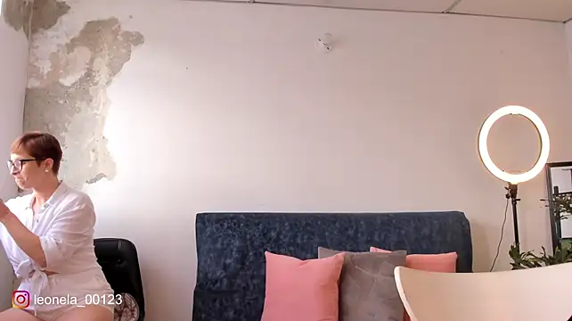 Cuddlingbunny - Touching my nipples under my blouse