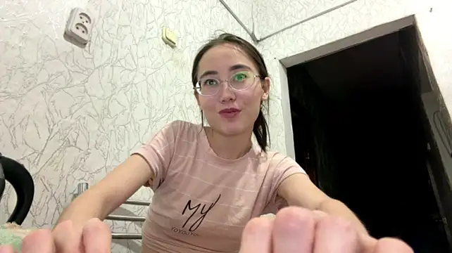 KusKus_Mya - bite my lips
