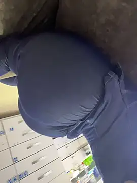 MajoMoretti - Show my booty without panties