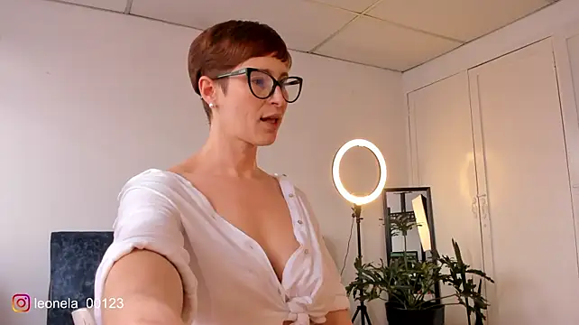 Cuddlingbunny - Touching my nipples under my blouse