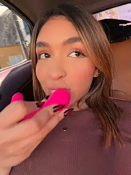 Jenn_fit - ROLL DOWN WINDOWS + TITS OUT!