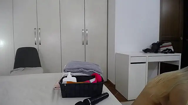 Miki87 - PLAY PUSSY