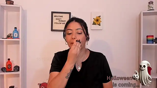 LauraToro_ - NAKED + OIL IN BOOBIES