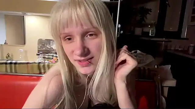 Blondilis - Squeeze my booty