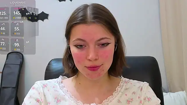 LoriYates - topless and play with nipples
