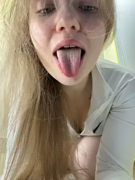 RussianWoman - put phone under top for show boobs
