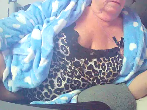 Playful_MILF_Demi - play with niples