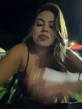 LariiHotWife - Ficar sem calcinha na frente dele 🔥🔥