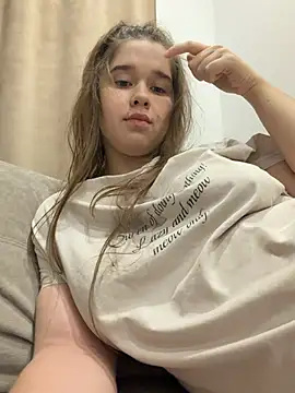 HornyGirlH - SHOW TITS