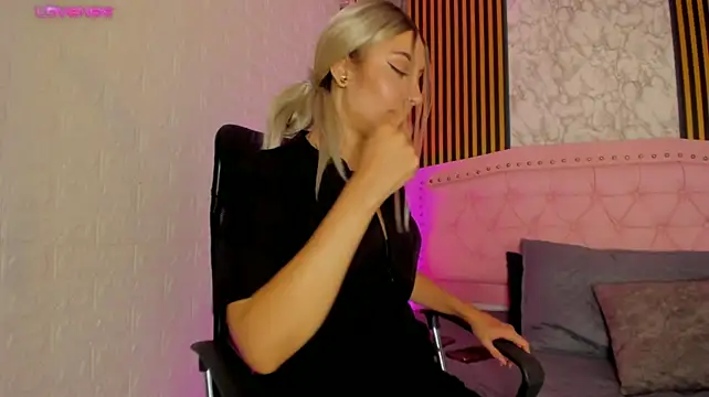 Aleszia_rouse - Doggye Ass Fingering