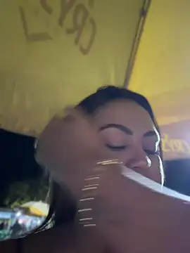 LariiHotWife - Ficar sem calcinha na frente dele 🔥🔥