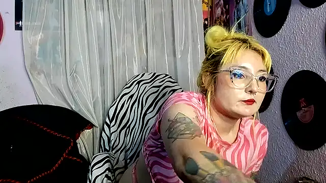 Avril_Maria - show boobs and spanks