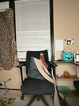 Tillymarie - Deepthroat dildo on machine