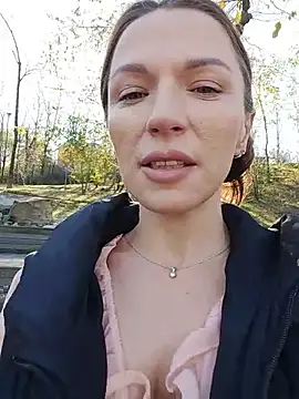 Brilliant-Queen1 - Open boobs in parc