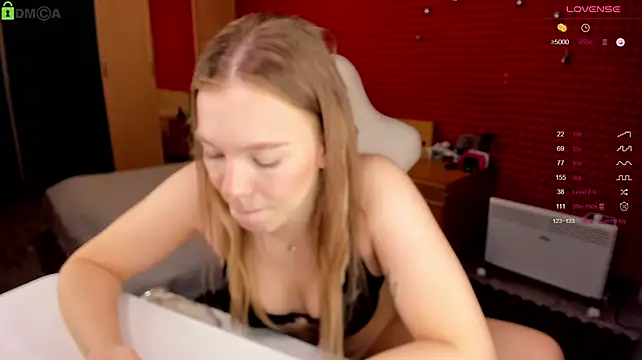 KinsleyHottie - Tease my pussy with domi in doggy