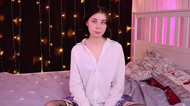 LauraleeSadiq - Doggy pose with teasing look