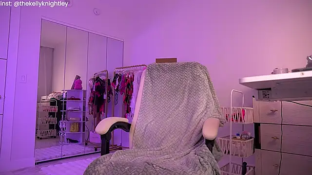 Ohbabykelly - buttplug in ass and oil