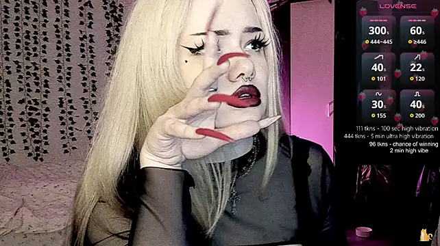 Strawberry_elfcat - hand bra