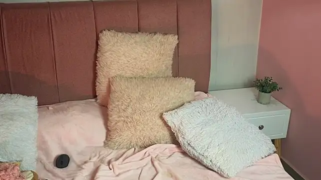 Ela_petit - fingers in pussy