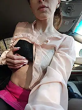 Brilliant-Queen1 - Open boobs in parc