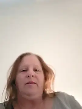 CanadianQueen1973 - Show legs