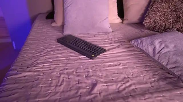 IzzyWild - Tease pussy close up🧁