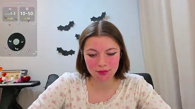 LoriYates - topless and play with nipples