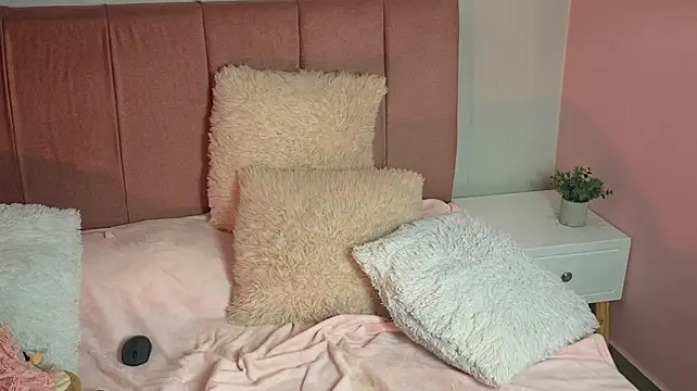 Ela_petit - fingers in pussy