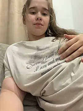HornyGirlH - SHOW TITS