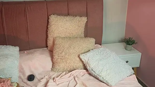 Ela_petit - fingers in pussy
