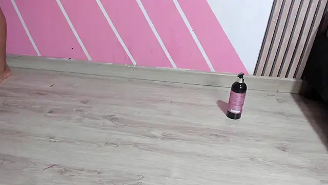 Tyra_pettite - SQUIRT AND CUM