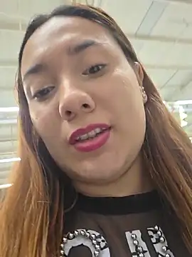 Blushing_Katy - Show tits in mall :)