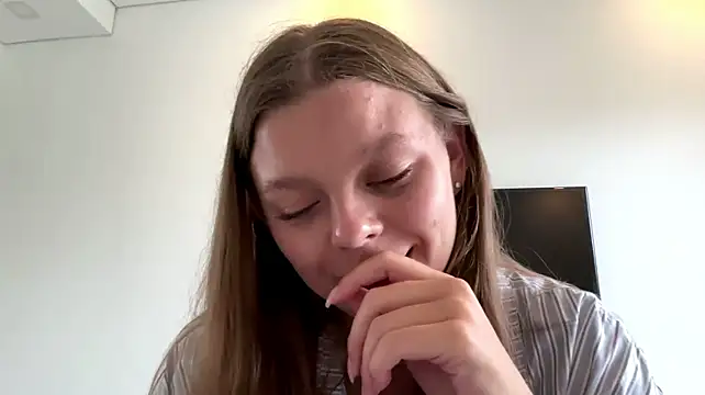 AmieLendor - Video fuck my ass dildo and squirt in pm