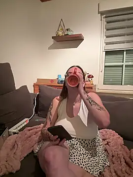BadGirl-Energy - 👅 Show Feet close to Cam