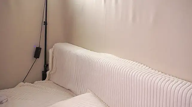 Honeyblo - finger in pussy