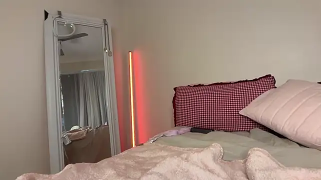 Lillyfaithh - booty shorts tease
