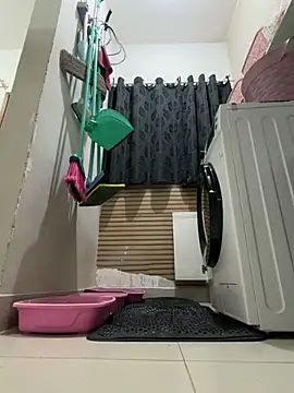 Irresistible37 - Dedo cu banheiro/play clit bathroom